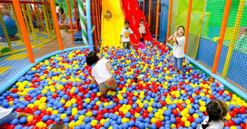 Trẻ em cùng nhau xây lâu đài cát tại khu vui chơi trẻ em Gò Vấp