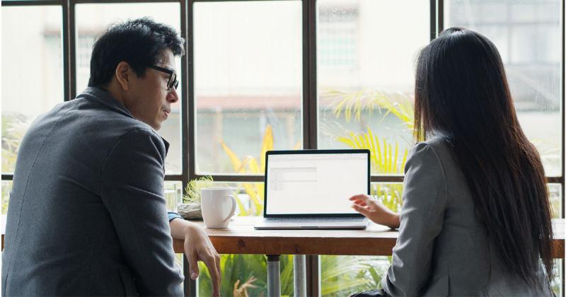Hình ảnh minh họa sự cẩn trọng: một người đang đi trên cây cầu hẹp, nhìn bước chân cẩn thận; hoặc một người đang kiểm tra kỹ lưỡng một vật gì đó