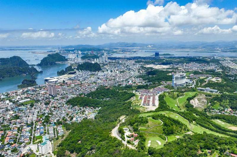 Hình ảnh thể hiện sự phát triển kinh tế của Quảng Ninh với các dự án hạ tầng, khu đô thị và khu công nghiệp hiện đại