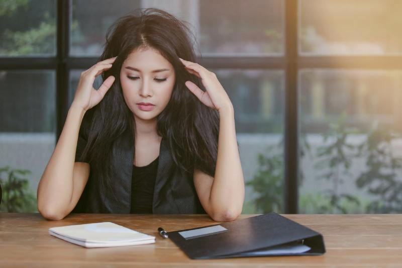 Hình ảnh minh họa sự cân bằng giữa lý trí (xem tuổi) và cảm xúc (tình yêu) khi chọn bạn đời.