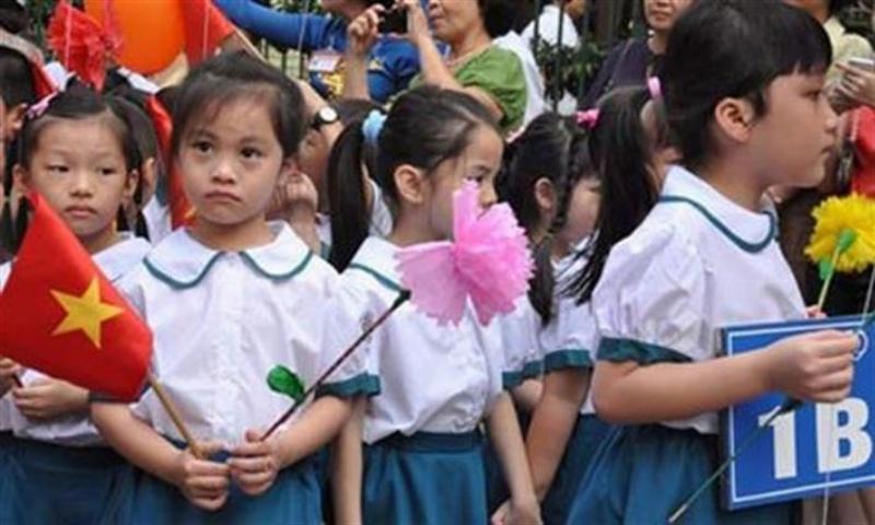 Chan dung mot chuyen gia phong thuy (gia dinh) dang chia se loi khuyen voi ve mat uy tin va am ap