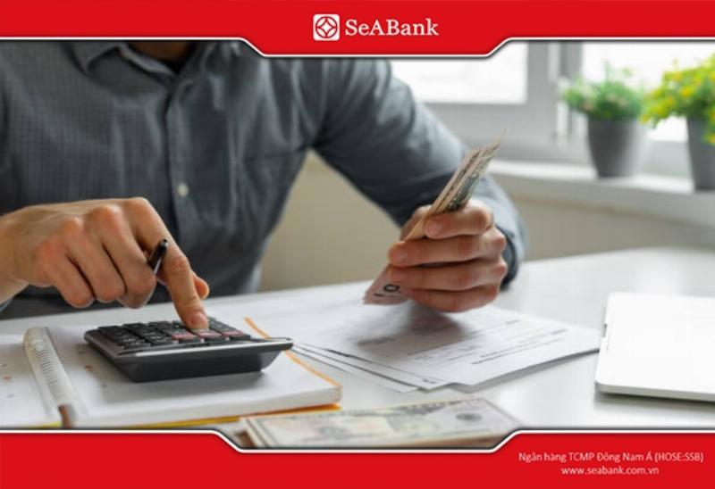 Hình ảnh biểu tượng của một người đang xem xét kỹ hợp đồng vay vốn ngân hàng Đông Á Bank, tập trung vào phần lãi suất và các điều khoản liên quan.
