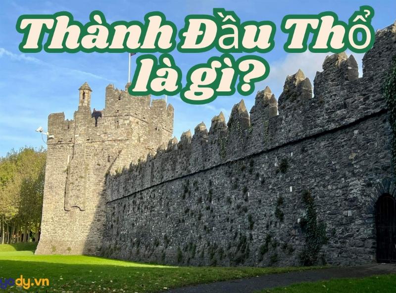 Hình ảnh một bức tường thành cổ kính, vững chắc, biểu tượng cho nạp âm Thành Đầu Thổ của người sinh năm 1998