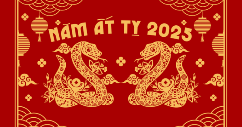 Con rắn màu xanh lá cây, biểu tượng năm Ất Tỵ 2025, cuộn mình trên cành cây cổ thụ, thể hiện sự bí ẩn và sức sống của hành Mộc