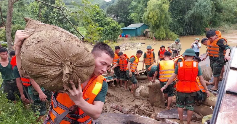 Một con đường bị ngập nhẹ sau cơn mưa lớn ở Thạch Bàn Long Biên Hà Nội