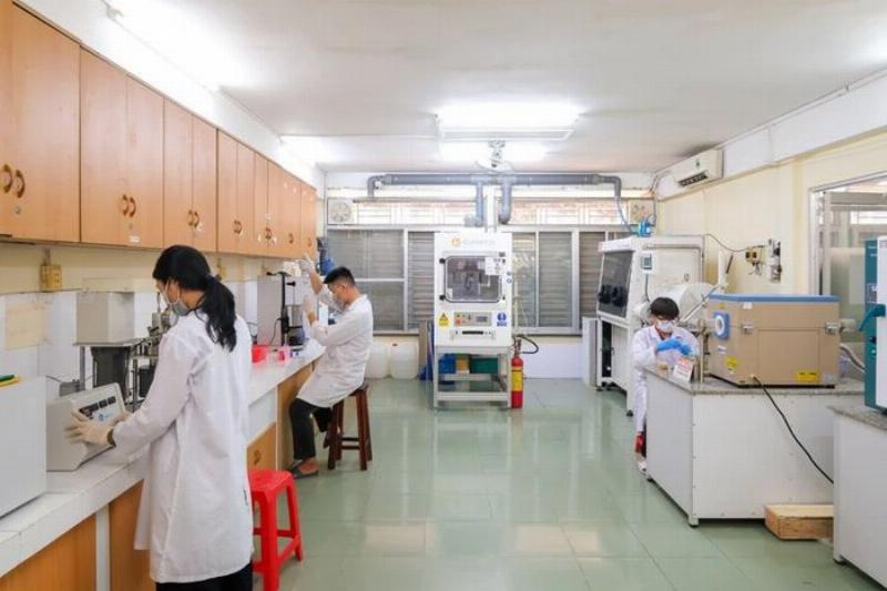 Hình ảnh phòng thí nghiệm hoặc thiết bị công nghệ cao liên quan đến vật liệu hoặc năng lượng