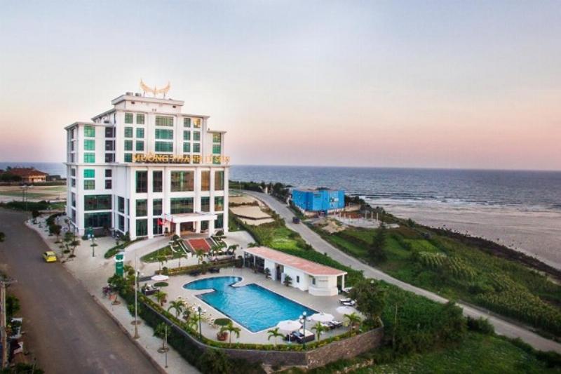 Nội thất tiện nghi và sang trọng bên trong một phòng nghỉ tại khách sạn Hùng Vương Quảng Ngãi