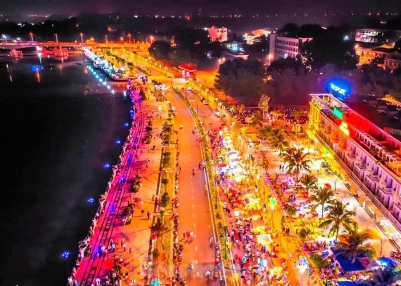 Khung cảnh tấp nập tại Phố đi bộ Sông Bạch Đằng Bình Dương vào buổi tối