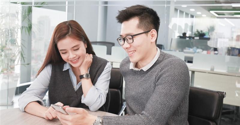 Hình minh họa người trẻ đang lập kế hoạch chi tiêu hoặc tiết kiệm tiền, thể hiện sự chủ động trong quản lý tài chính cá nhân.