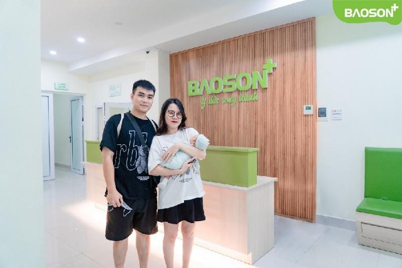 Hinh anh mot nguoi benh dang viet review ve trai nghiem tai benh vien da khoa bao son tren dien thoai