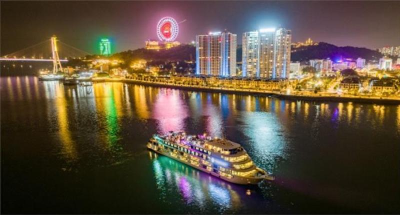 Ảnh chụp màn hình so sánh tiện ích của 2-3 khách sạn 4 sao Hạ Long