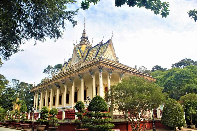 Ảnh ghép hoặc minh họa so sánh vườn hoa Lạc Long Quân (với Hồ Tây) và một công viên nội đô khác (ít không gian mở, nhiều cây cổ thụ um tùm hơn)
