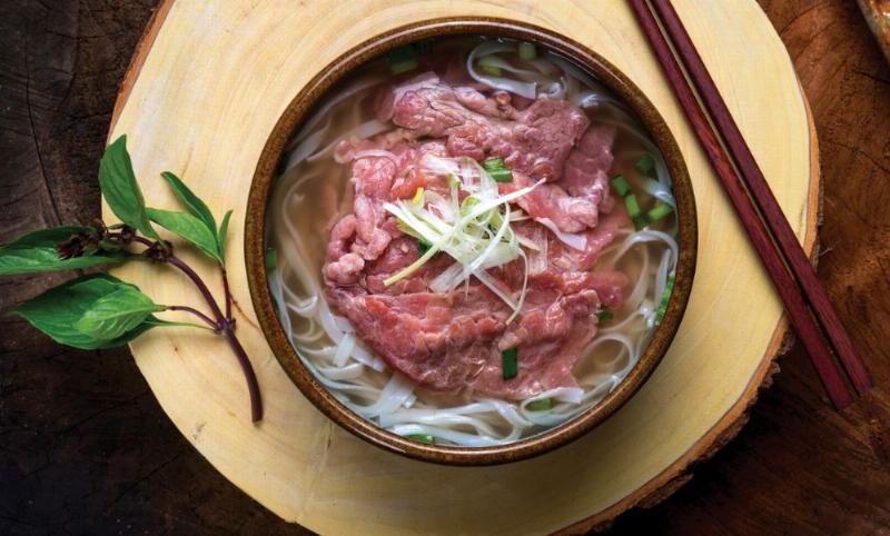 Hình ảnh một người ngồi thiền hoặc đọc sách trong không gian yên bình, thể hiện sự "ẩn mình" và tích lũy kiến thức, năng lượng nội tại