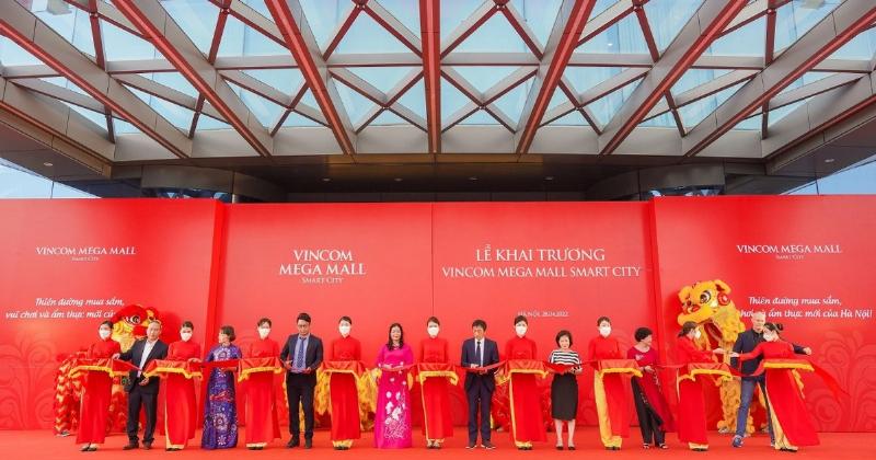 Hình ảnh thác nước cầu vồng nhân tạo ấn tượng bên trong Vincom Mega Mall Smart City