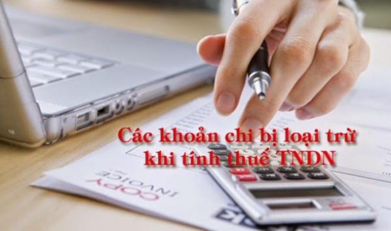 Hình ảnh một chuyên gia đang kiểm tra cơ sở vật chất bên trong một phòng khách sạn cho thuê tại Hà Nội, ghi chú lại các hạng mục cần sửa chữa hoặc nâng cấp
