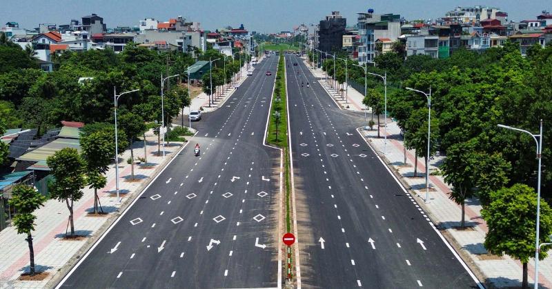 Giao thông trên một con đường ở Thạch Bàn Long Biên Hà Nội vào ngày mưa