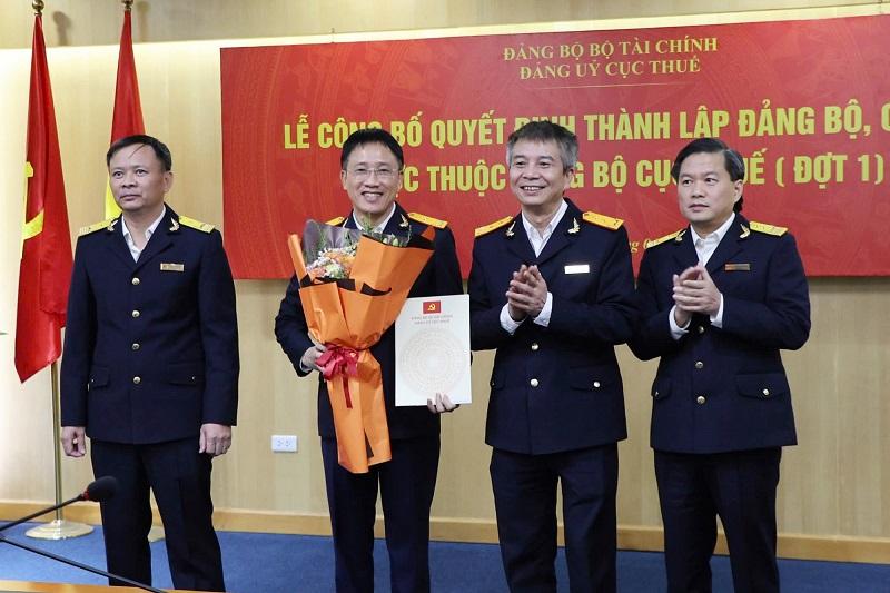 Hình ảnh minh họa tiền kỹ thuật số và các phương tiện thanh toán hiện đại (thẻ, điện thoại, biểu đồ tài chính)