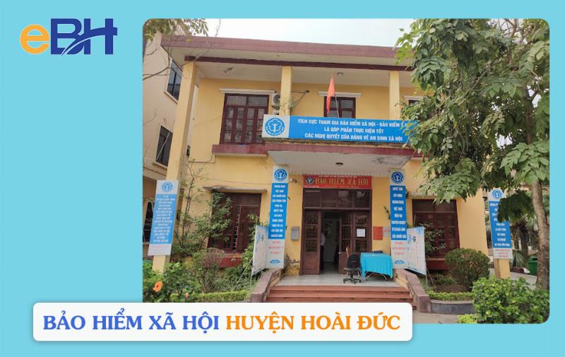 Hình ảnh chuyên nghiệp về một buổi tư vấn hoặc làm việc liên quan đến bất động sản tại Hoài Đức, có thể là tại văn phòng công ty hoặc ngay tại một dự án ở Hoài Đức