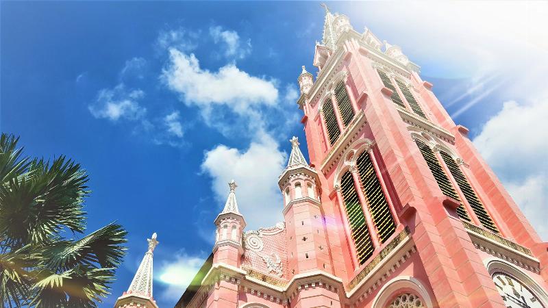 Tượng thánh trong khuôn viên Nhà thờ Tân Định được thể hiện trang nghiêm trong hình ảnh