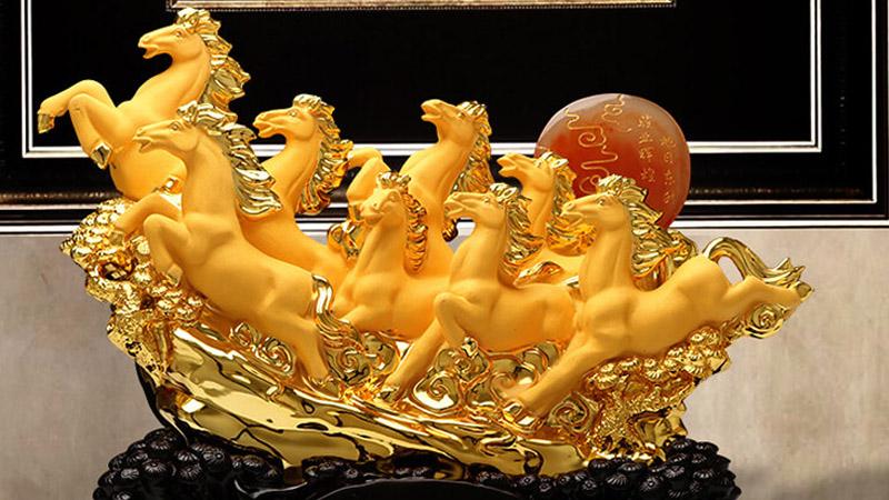 Hình ảnh minh họa các vật phẩm phong thủy hợp với mệnh Kim (đá thạch anh vàng, tỳ hưu kim loại, tượng Phật bằng đồng)