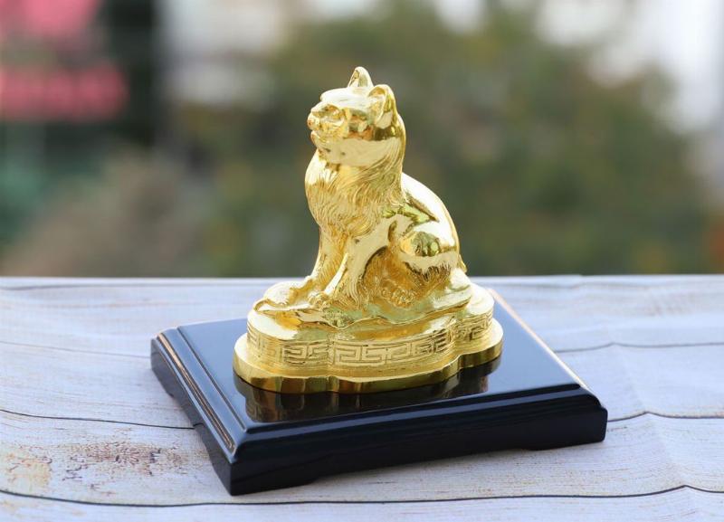 Hình ảnh tổng hợp các vật phẩm phong thủy gợi ý cho người tuổi Kỷ Mão 1999 mệnh Thành Đầu Thổ, như đá phong thủy màu vàng/đỏ, tượng mèo/chó/lợn bằng gốm sứ.
