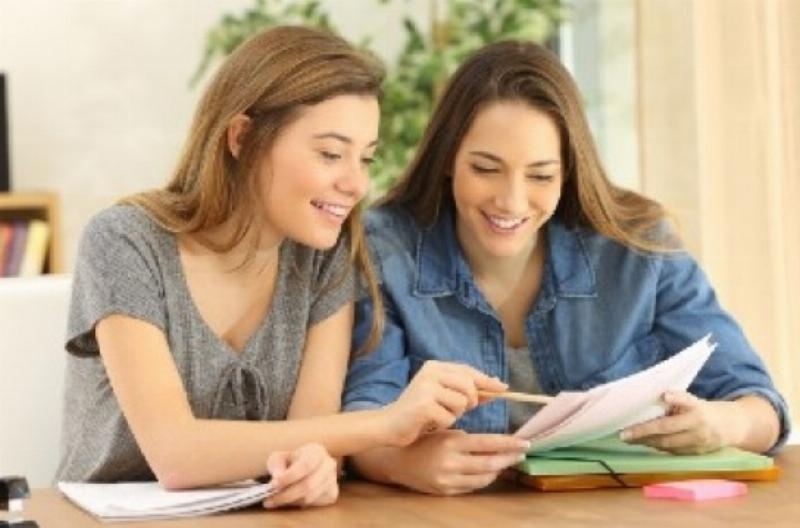 Một người đang làm công việc thời vụ tại một quán cà phê hoặc nhà hàng bãi biển ở Nha Trang, thể hiện sự linh hoạt và kiếm thu nhập nhanh